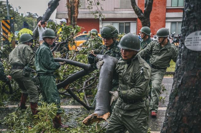 花蓮縣後備旅步2營60員召員與花蓮市後備輔導中心幹部投入救災任務。（記者陳彥陵攝）