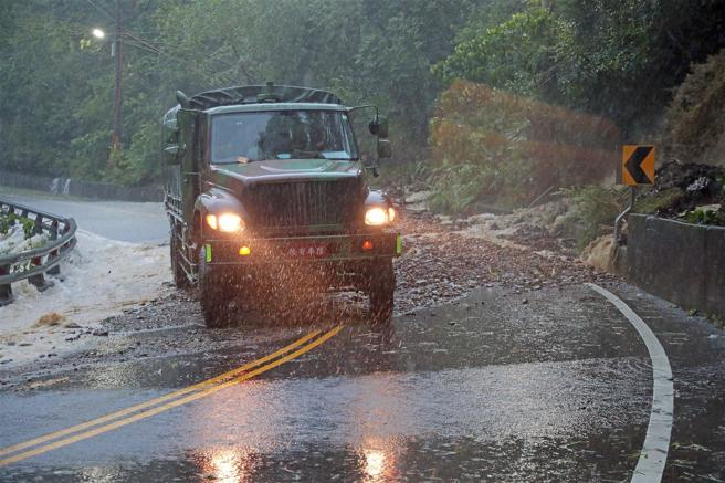 第4作战区官兵挺进山区，执行居民撤离任务。（记者简廷哲摄）