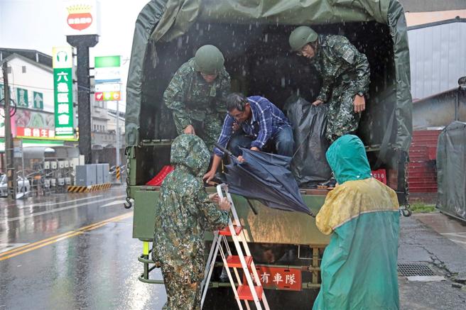 第4作战区官兵协助民眾撤离至安全收容处所。（记者简廷哲摄）