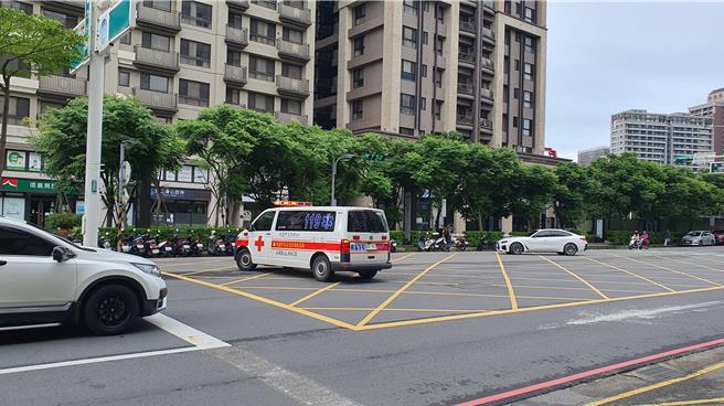 25日晚间桃园市八德区传1名53岁陈姓男子于自助洗车场洗车时触电，现场无呼吸心跳，消防到场后紧急送医。（姜霏摄）