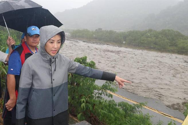 南投縣長許淑華25日一早先後趕往信義、水里及南投市，實勘土石流阻路及淹水等災情。圖／南投縣府提供