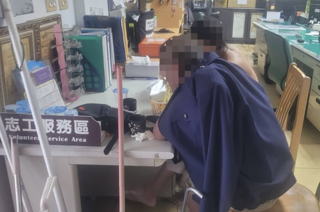 3位獲救船員目前在港埔派出所。（翻攝照片／洪靖宜高雄傳真）