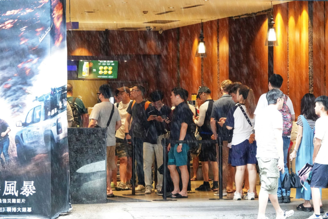部分民眾會趁著颱風假，跑去看電影或唱KTV。（示意圖，黃世麒攝）