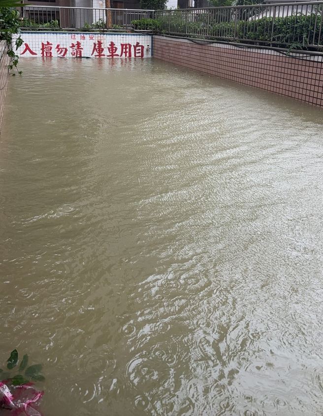 凯米颱风侵台造成中南部多处淹水，有民眾的住家地下室被大水淹没。（图／网友kuso_momo_授权提供）
