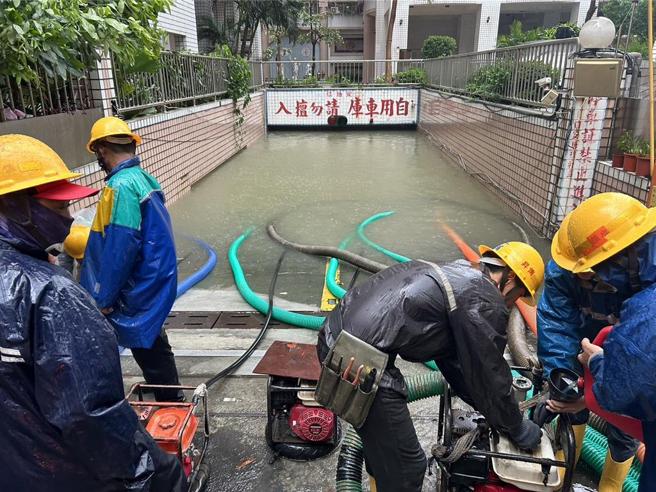 高雄市三民区一处大楼地下室淹水，台电已调度抽水机，加速解决淹水影响抢修问题。图／台电提供