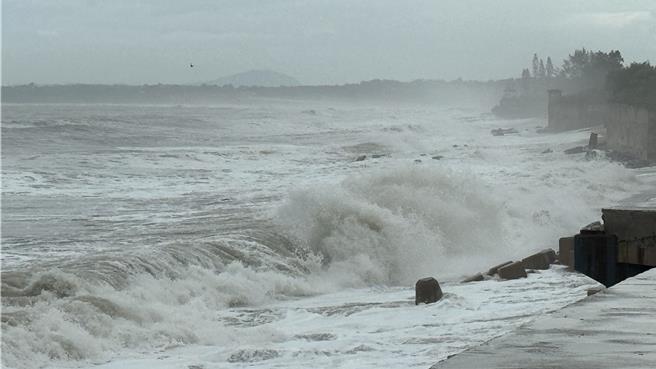 「凱米」颱風暴風圈今日雖侵襲金門，白天一整天無風小雨，不過沿海波濤洶湧仍出現巨浪，浪高甚至可達2-3公尺。(于家麒攝)