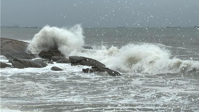 「凱米」颱風暴風圈今日雖侵襲金門，白天一整天無風小雨，不過沿海波濤洶湧仍出現巨浪，浪高甚至可達2-3公尺。(于家麒攝)