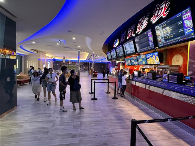 金門今日白天一整天無風小雨，並未發生重大災情；各大賣場、電影院、KTV等場所也未出現大批爽賺「颱風假」的人潮。(于家麒攝)