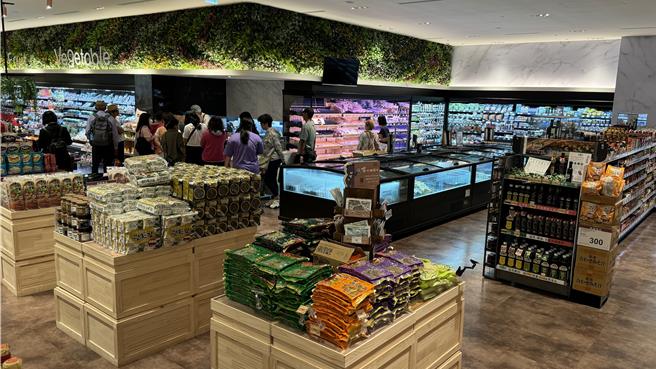 金門今日白天一整天無風小雨，並未發生重大災情；各大賣場、電影院、KTV等場所也未出現大批爽賺「颱風假」的人潮。(于家麒攝)