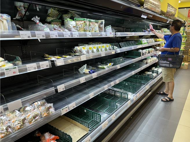 金門部分賣場的生鮮蔬菜因颱風預期心態昨晚已被搶購一空，泡麵、乾糧的銷售也比平日成長2-3成。(于家麒攝)