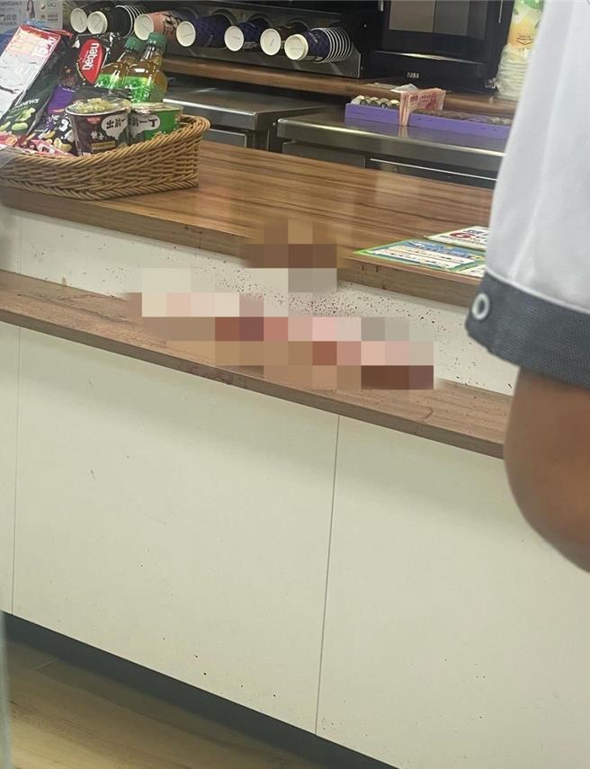 颱風夜張男酒醉後騷擾男顧客，遭棍棒毆打血染超商。(取自threads／廖姮玥桃園傳真)