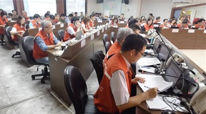 中度颱風凱米已逐漸遠離基隆，基隆市長謝國樑今晚召集市府各局處首長召開凱米颱風第5次防災會議，要求各單位對轄管案件切實追蹤、從速處理，要求明日市民可恢復正常生活。（徐佑昇攝）