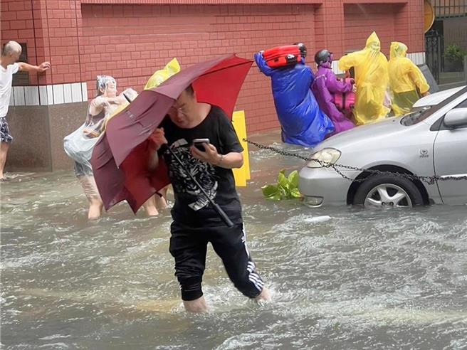 凱米颱風大量降雨，造成原水濁度上升，高屏溪原水濁度飆高到5萬NTU，緊急啟動南化聯通管支援，並拿取伏流水供應。圖為高雄演水畫面。(高雄民眾提供)