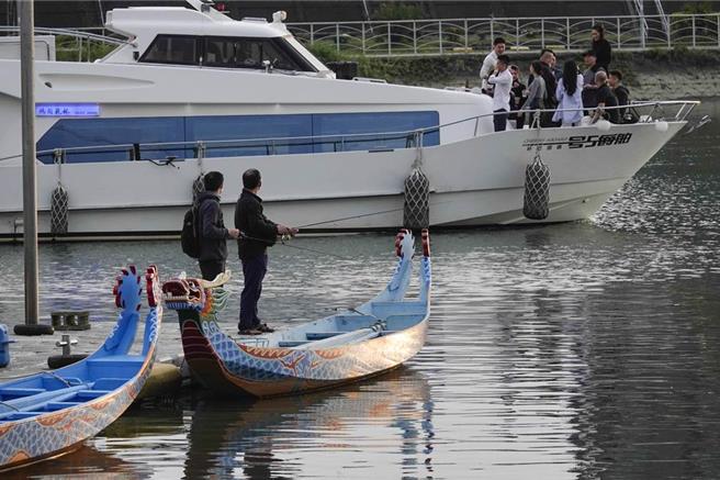 消防人員在三腳渡碼頭附近撈起1具浮屍。（本報資料照片）