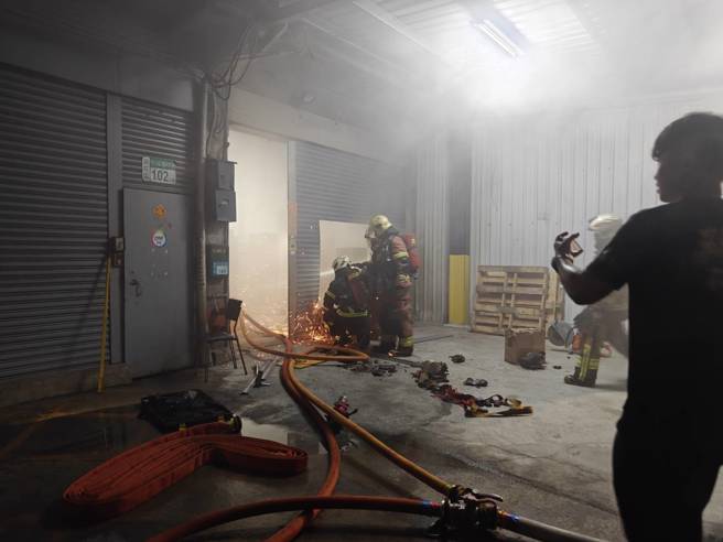 消防队获报到场破坏铁卷门进入抢救。（翻摄画面）