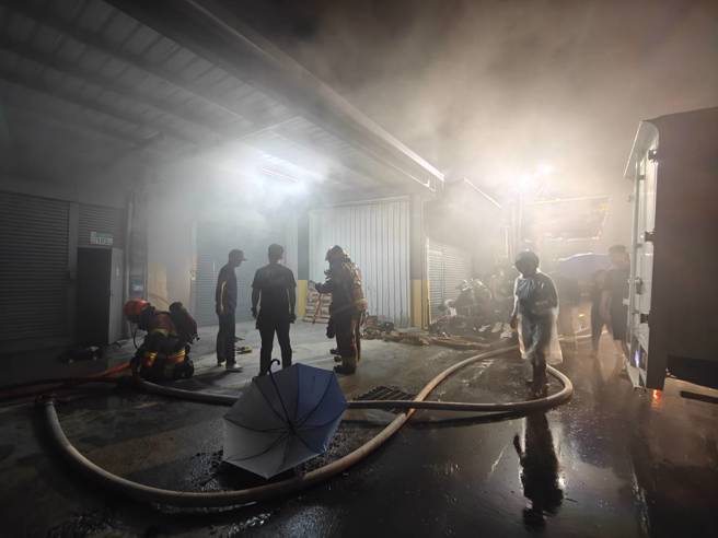 现场仓库不断冒出浓烟，消防队进入抢救。（翻摄画面）