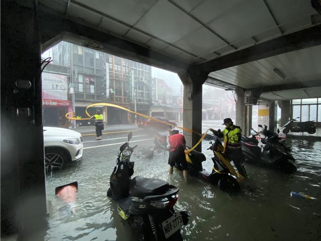 北台南地區淹水嚴重，新營、鹽水、柳營、後壁、白河等多處地區封橋、封路。（讀者提供／張毓翎台南傳真）