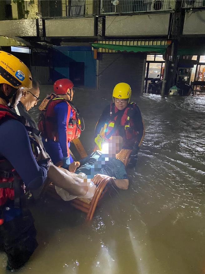 台南後壁菁寮淹水嚴重，消防人員將受困民眾救出。（讀者提供／張毓翎台南傳真）