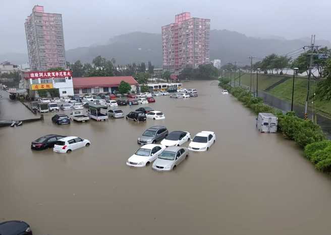 南投貓羅溪暴漲，堤防沿岸淹水，導致逾百輛汽車泡水。（圖／翻攝自爆料公社）