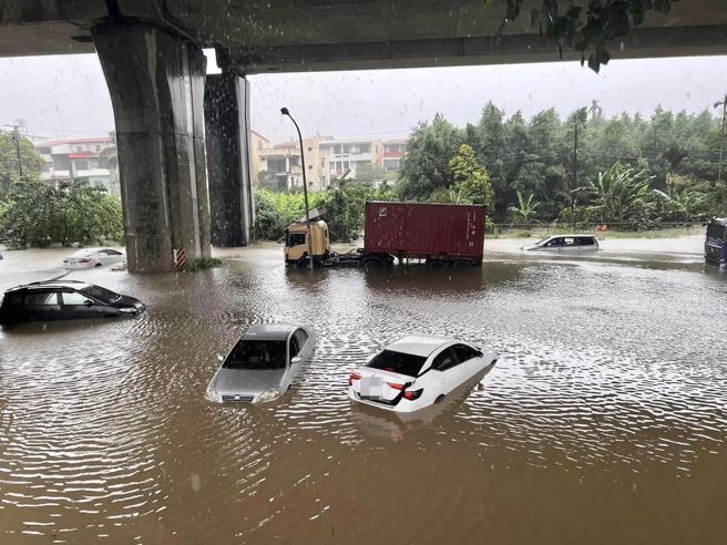 南投貓羅溪暴漲，堤防沿岸淹水，導致逾百輛汽車泡水。（圖／翻攝自爆料公社）
