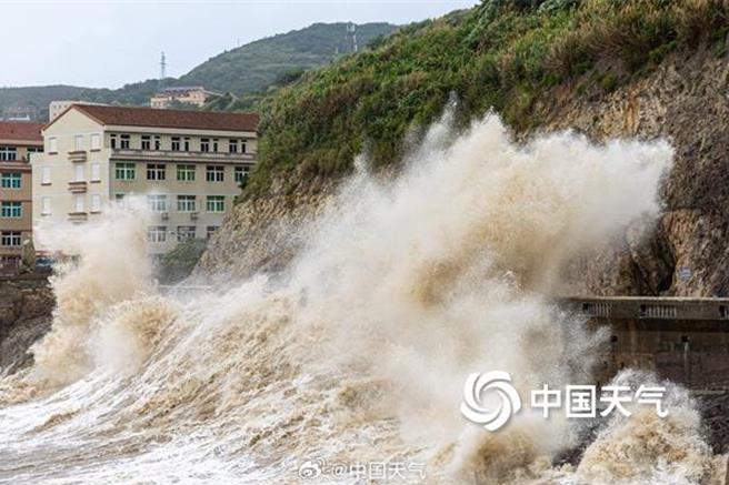 習近平主持中共政治局常委會議研究部署防汛抗洪救災。圖為凱米颱風登陸福建。（中國天氣網）