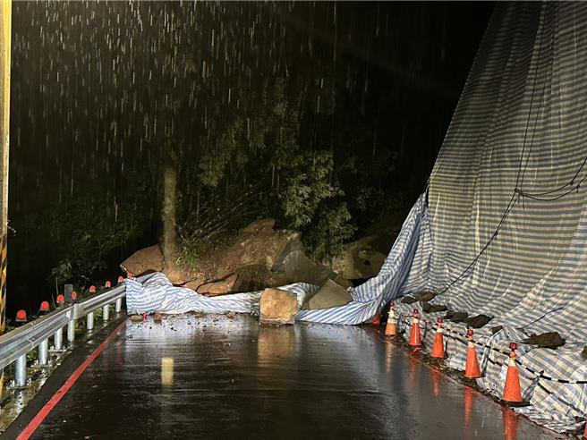 台114线道1K处今（25）日晚间7时许放生土石塌方意外，已严重影响双向通车，区公所也派人前往抢修。(新北三峡警分局提供