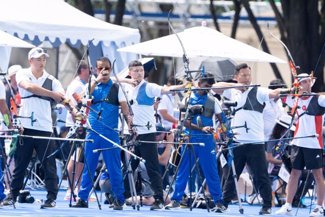 巴黎奥运男子射箭排名赛，中华队派出汤智钧(左三_、林子翔(左一)与戴宇轩(右二)应战，新人戴宇轩总分665分，排名24最佳。(杜宜谙摄)