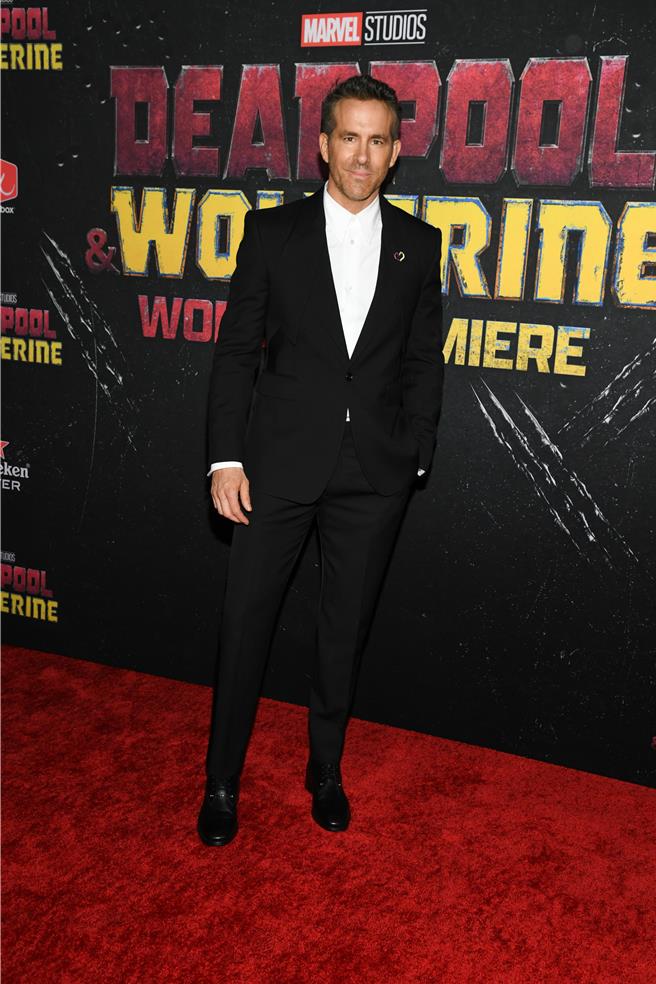 男主角萊恩雷諾斯一身典雅的黑白造型現身。（CL提供／黃唯淯台北傳真）