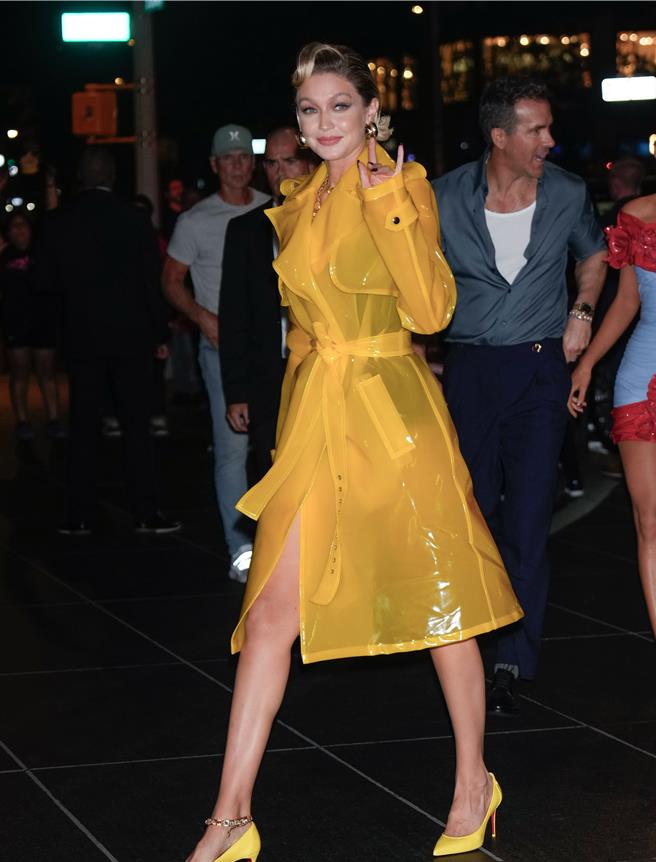 超模Gigi Hadid一身半透明的黃色風衣與黃色高跟鞋超搭。（CL提供／黃唯淯台北傳真）