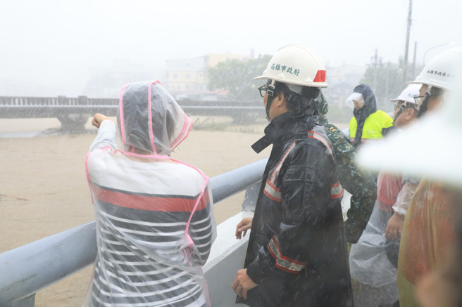 陈其迈到美浓勘查灾情后，晚间宣布8区停班停课，但引发民怨，紧急髮夹弯改宣布全市停班停课。（图／取自陈其迈脸书）