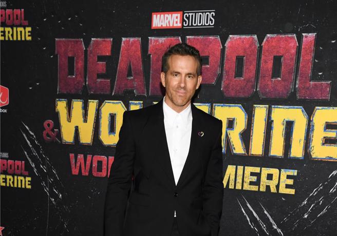 男主角萊恩雷諾斯一身典雅的黑白造型現身。（CL提供／黃唯淯台北傳真）