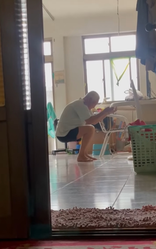 颱風天蔡允潔98歲外公在家深蹲。（圖／翻攝自蔡允潔（蔡小潔） FB）