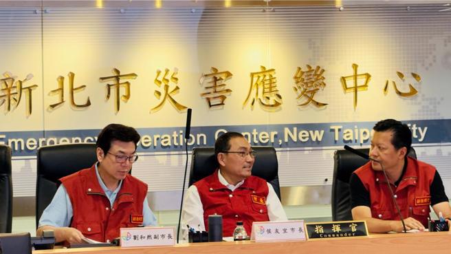 新北市长侯友宜25日主持凯米颱风工作会报，强调颱风假都是以市民安全为优先考量。（吕健豪摄）

