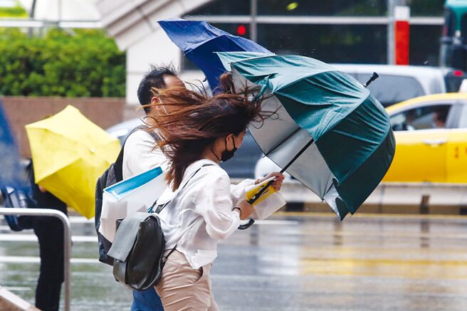 全台防颱戒备，财政部表示，企业或民眾如因风灾受损，包括国税和地方税在内，共有九种税目可申请减免。图／本报资料照片