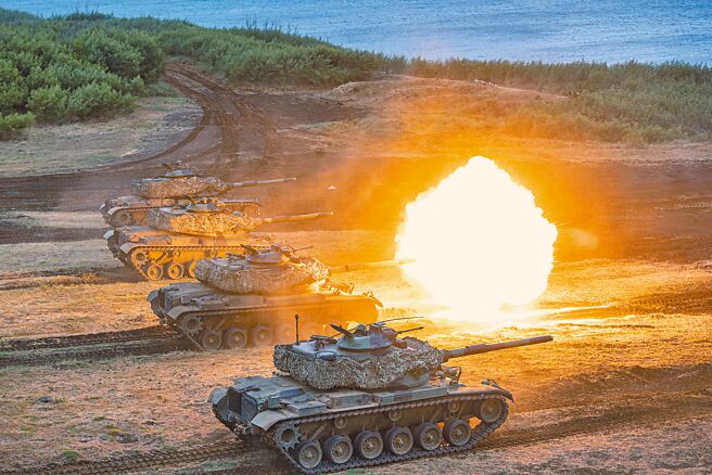 澎防部24日进行反登陆作战演习，M60A3战车以强大火力实施反击作战。（军闻社）