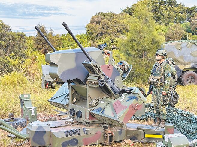 金防部24日清晨在后湖阵地操演，受颱风影响，未进行20机炮等实弹射击，改为实兵操演。（于家麒摄）