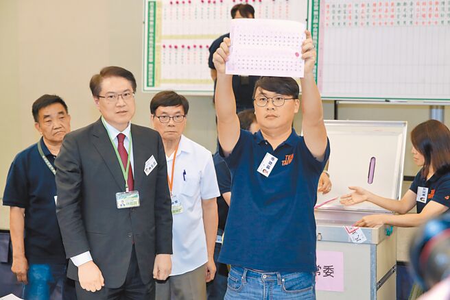 民进党中常委选举落幕，国民党立委谢龙介24日点名操盘的总统府秘书长潘孟安、党秘书长林右昌（左二）都可能被清算。（本报资料照片）