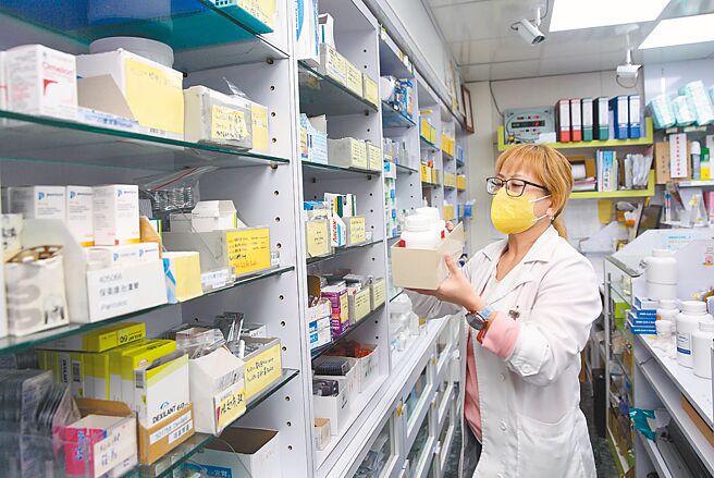 药界宣导「自我照护」概念，呼吁民眾「小症状上药局」。图为社区药局药师照处方签配药。（本报资料照片）