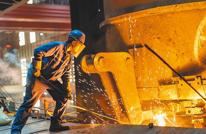 大陸電動汽車崛起，日本製鐵將撤出「寶鋼日鐵汽車板公司」，經營重點轉向美、印市場。圖為大陸鋼鐵廠工人在生產線上作業。（新華社）