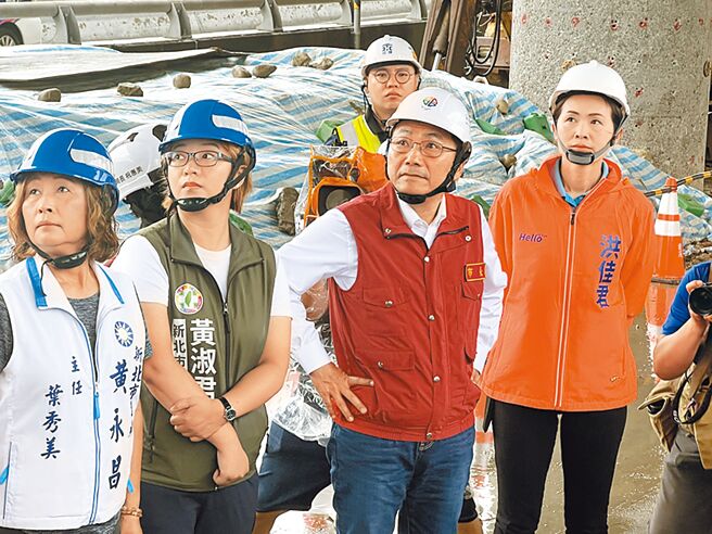 新北市长侯友宜（右二）24日至浮洲桥耐震补强工地，视察工区防颱整备。（王扬杰摄）