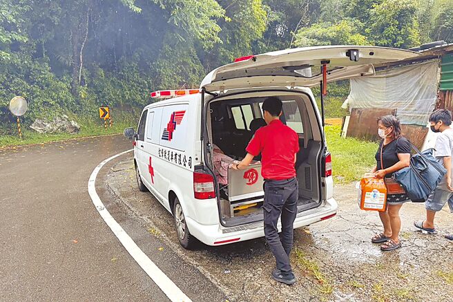 凱米颱風來襲，新竹縣長楊文科裁示土石流警戒區及大崩塌處所住戶全部撤離，尖石及五峰原鄉弱勢族群也陸續撤離。（新竹縣政府提供／羅浚濱新竹傳真）