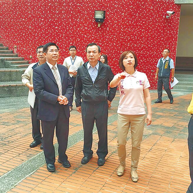 立委何欣纯（前排右一）表示，原大里儿艺馆因经营不善成为蚊子馆，经她协助向文化部争取9000万元补助，转型为「台中市纤维工艺博物馆」，成为台中第1座市立博物馆。（何欣纯提供／冯惠宜台中传真）