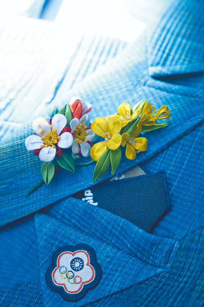 周裕颖邀请缠花工艺师林佩莹制作配件。（JUST IN XX提供）