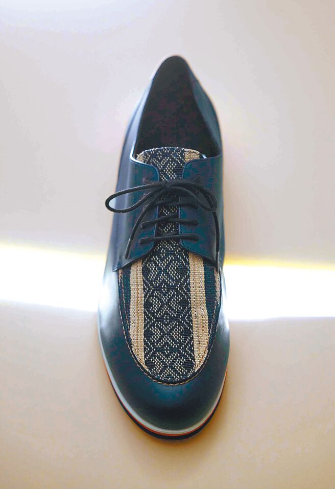 周裕颖邀请原民国宝严玉英工艺师织作的香蕉丝织片作为鞋面使用。（JUST IN XX提供）