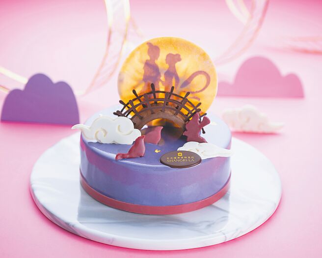 「鵲橋之戀」以牛郎織女鵲橋相會的故事為靈感製作。（台北遠東香格里拉提供）