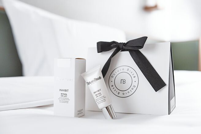 寒居酒店攜手西班牙奢華保養品牌推出「寵奢雅居」聯名住房專案。（寒居酒店提供）