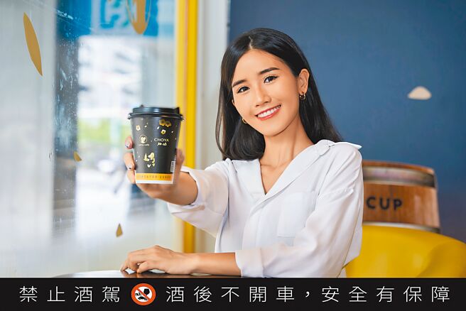 cama cafe結合CHOYA黑糖梅酒打造「冰梅酒拿鐵」，99元。（cama cafe提供）飲酒過量 有礙健康