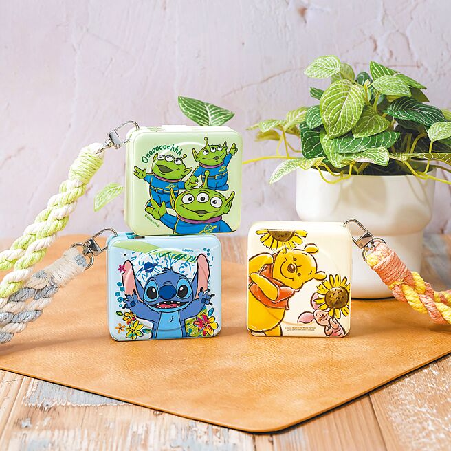 InfoThink讯想科技在7-ELEVEN限量推出「迪士尼系列八合一MAX行动电源」（见图）共有三眼怪、史迪奇、小熊维尼3款，预购价1799元。（InfoThink提供）