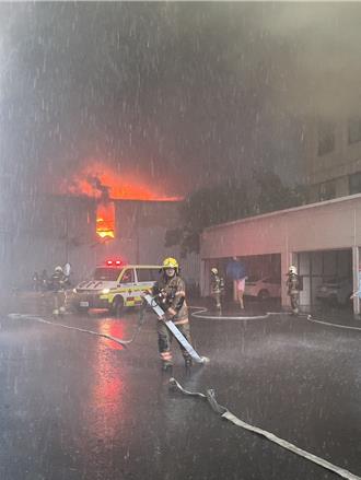 台南永康車燈倉庫大火    廠房「全面燃燒」冒雨搶救