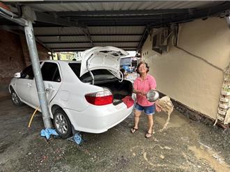 屏东建兴村水灾惨况 冰箱漂走、汽车撞柱村民无奈